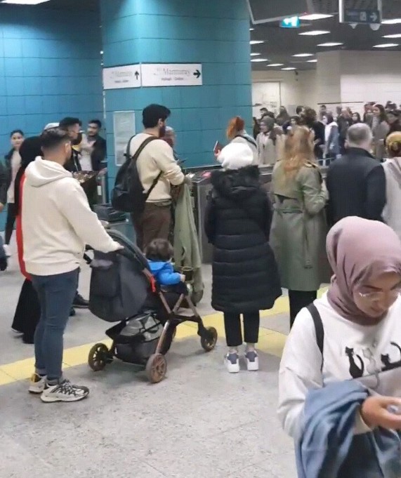 Üsküdar Marmaray İstasyonu 'Acil durum' anonsuyla boşaltıldı